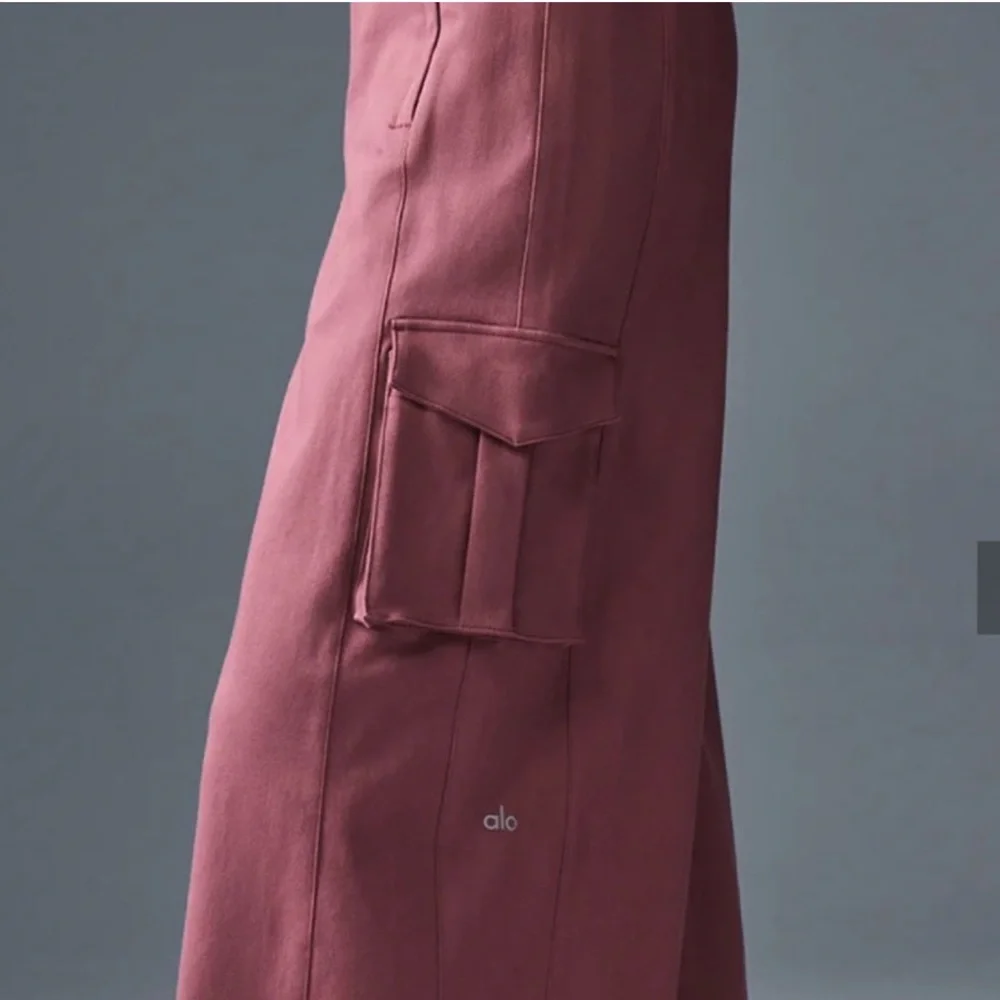 ALO Yoga Show Off Cargo Wide Leg Trouser, Burgundy Truffle Small - Picture 5 of 12